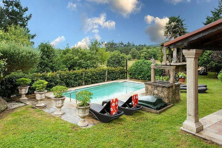 Location de vacances pour 8 personnes, avec piscine et jardin à Brión