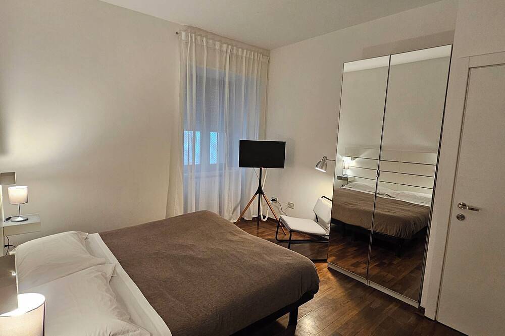 Double or Twin - Private Bathroom Inside and Private Parking in Loco in Potenza, Potenza Provinz