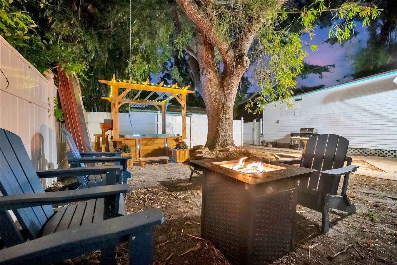Historic 4B Sleeps 8   Backyard  Firepit   Bikes in Safety Harbor, Pinellas County