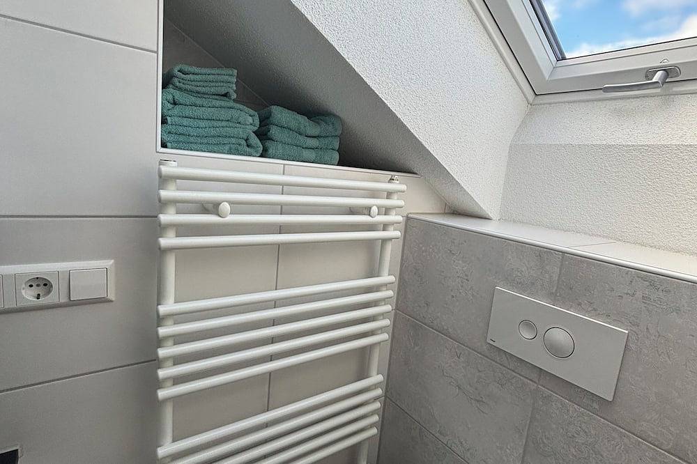 Ganze Wohnung, Helle Dg-Wohnung mit Garten + Pool, Grillen + Chillen, Rad, Wandern und Ausflüge in Endingen, Kaiserstuhl