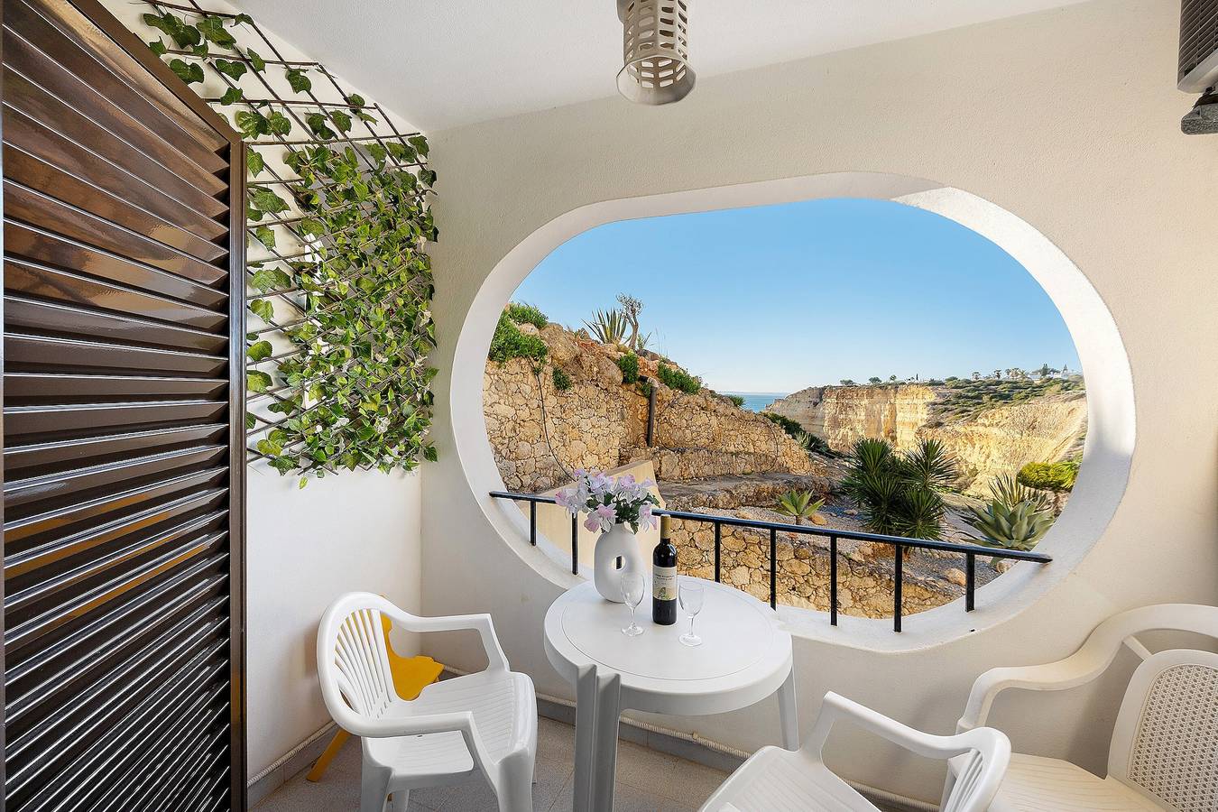 Apartamento inteiro, Apartamento 'Mar-colina-sol' com Vista Mar, Wi-Fi e Ar Condicionado in Carvoeiro, Lagoa