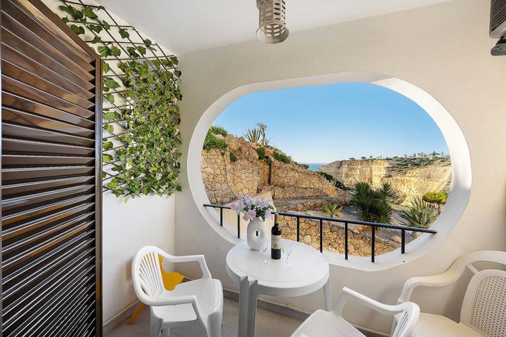 Entire apartment, Apartment 'Mar-colina-sol' with Sea View, Wi-Fi and Air Conditioning in Carvoeiro, Faro District