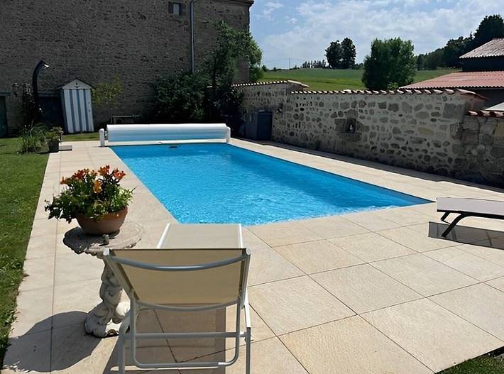 Gîte pour 4 personnes, avec jardin et jacuzzi ainsi que terrasse et piscine, animaux acceptés