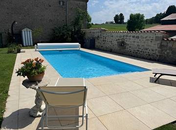 Gîte pour 4 personnes, avec piscine et jardin ainsi que terrasse et jacuzzi, animaux acceptés en Haute-Loire