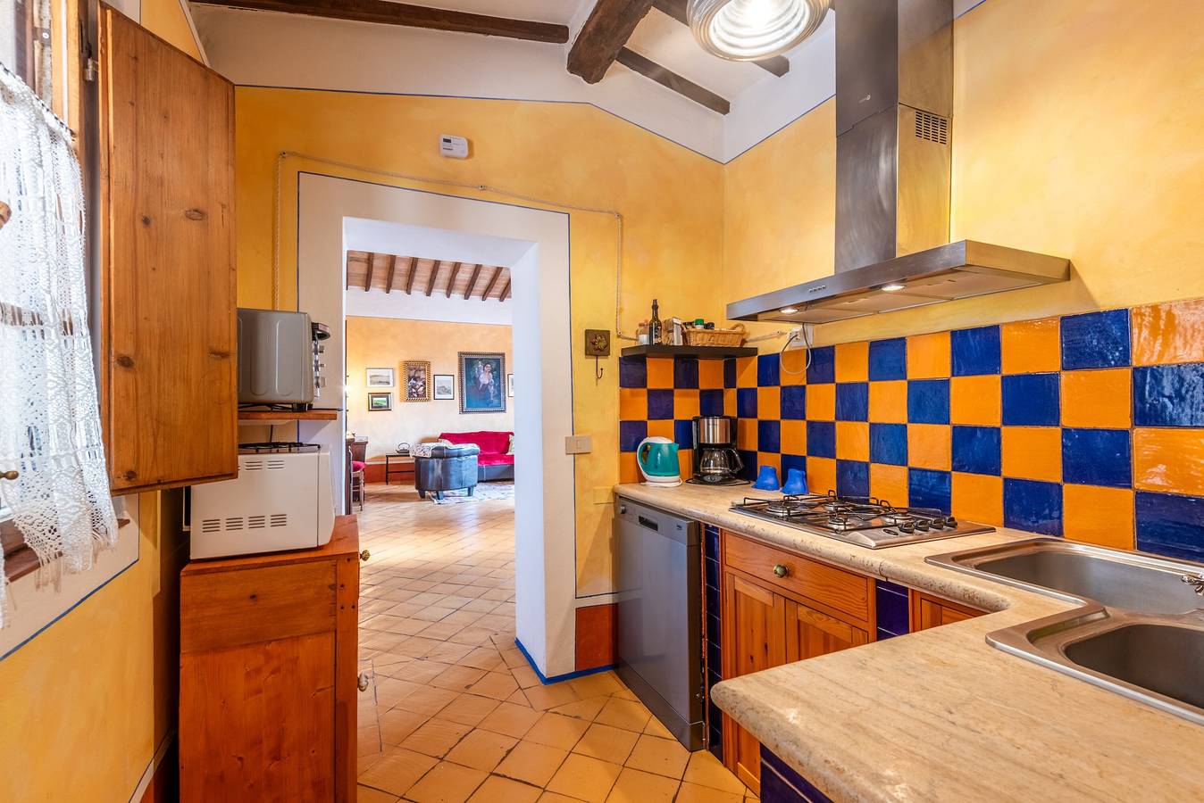 Entire apartment, Apartment 'Sulle Colline Di Siena' with Shared Pool, Wi-Fi and Air Conditioning in Murlo, Siena Province