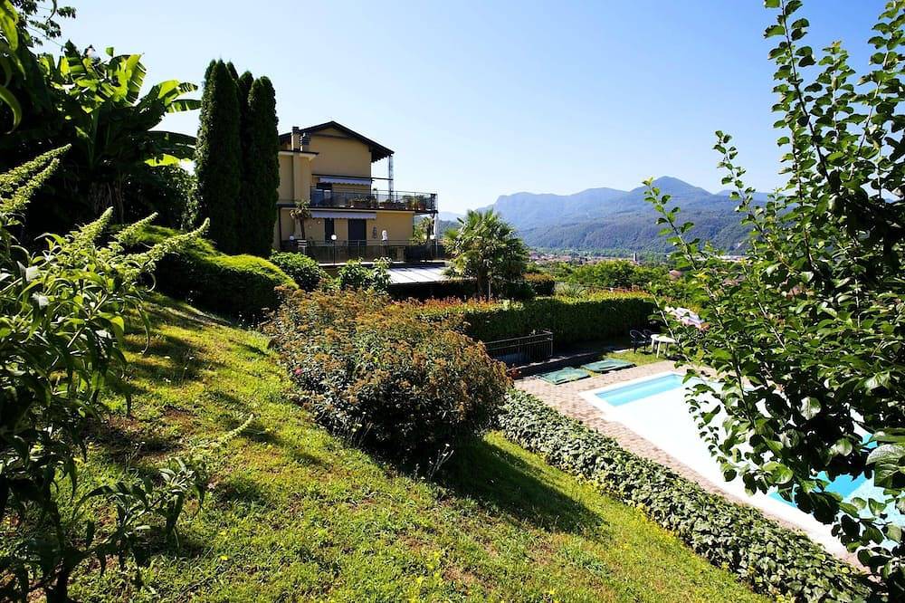 Geheel appartement, Appartement met groot terras en tuin in een residentie met zwembad in Luino, Comune di Luino