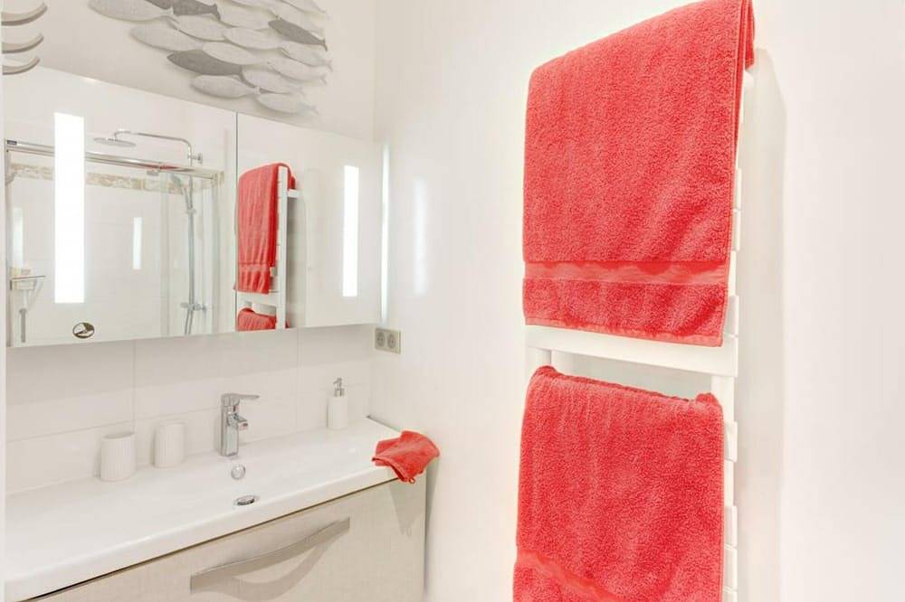 Entire apartment, Charming renovated apartment, 2 Br, Wifi, garage, 15 min to Paris Rer station in Chantilly, Oise