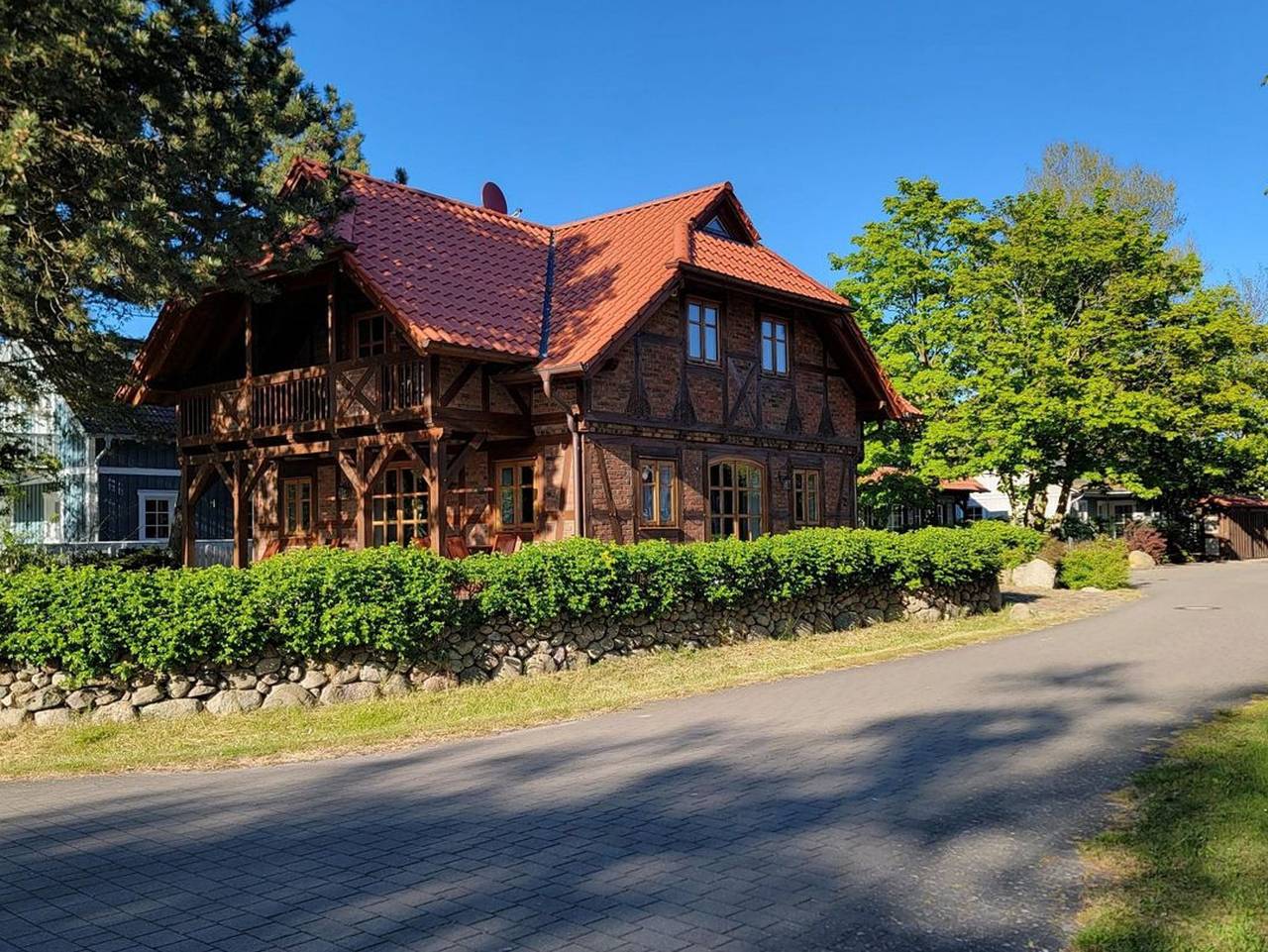 Windhuus – Fachwerk-Charme am Wieker Bodden - Windhuus–Exklusives Fachwerkhaus am Wieker Bodden mit Sauna und Leuchtturm-Blick in Wiek, Rügen