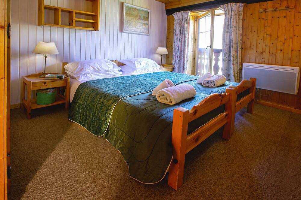 12 bed chalet in unspoilt village with amazing views, only 200m from Ski lift in Villaroger, Région d'Albertville