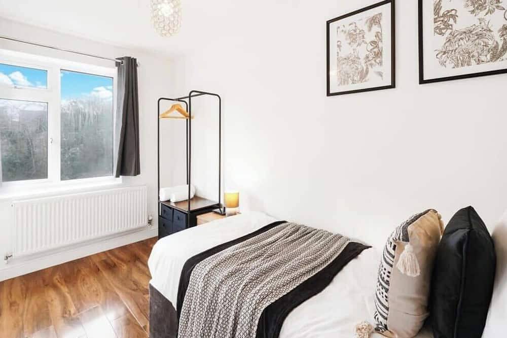 Cozy Family Home | Pet-Friendly, Parking & Netflix in Rushmoor, Hampshire