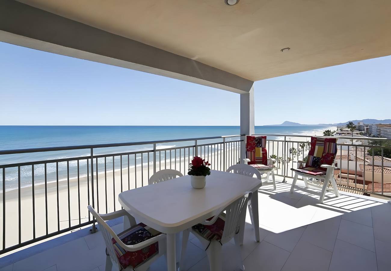 Appartement entier, Appartement "Voramar" avec vue sur la mer, terrasse privée et Wi-Fi in Bellreguard, Costa de Valencia