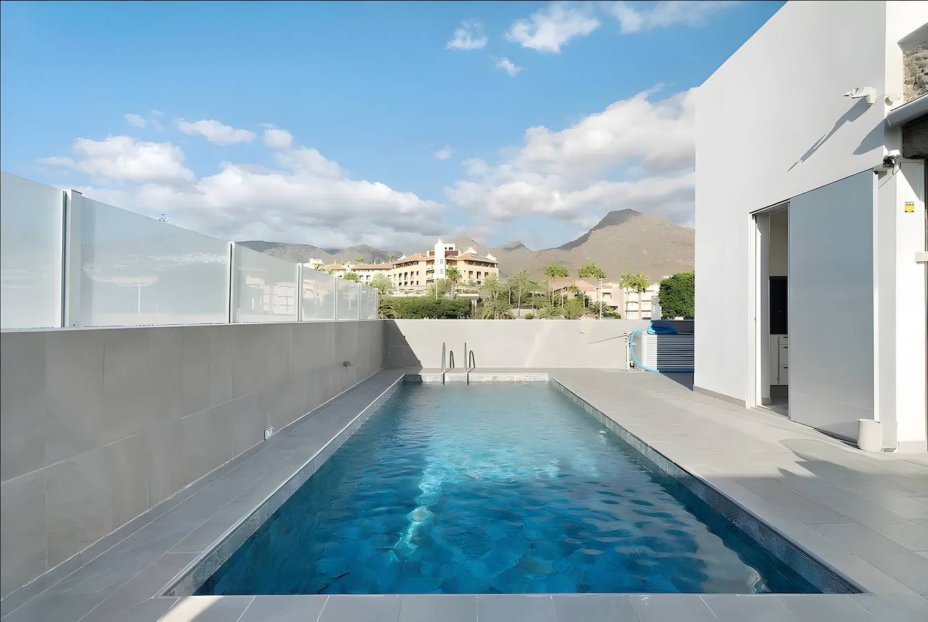 Villa de vacaciones 'Lujo Duque Mi Sol' con vistas al mar, Wi-Fi y aire acondicionado in Playa del Duque, Adeje