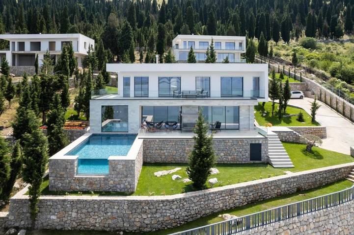 Villa for 9 personer, Balkong og Terrasse i tillegg til Hage og Badebasseng i Albania