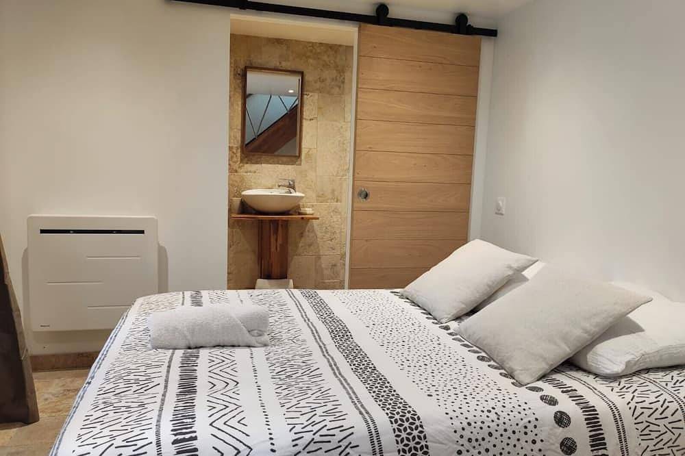 Bed and Breakfast 'Jolie' with Mountain View, Private Terrace and Wi-Fi in Sainte-Engrâce, Oloron-Sainte-Marie region
