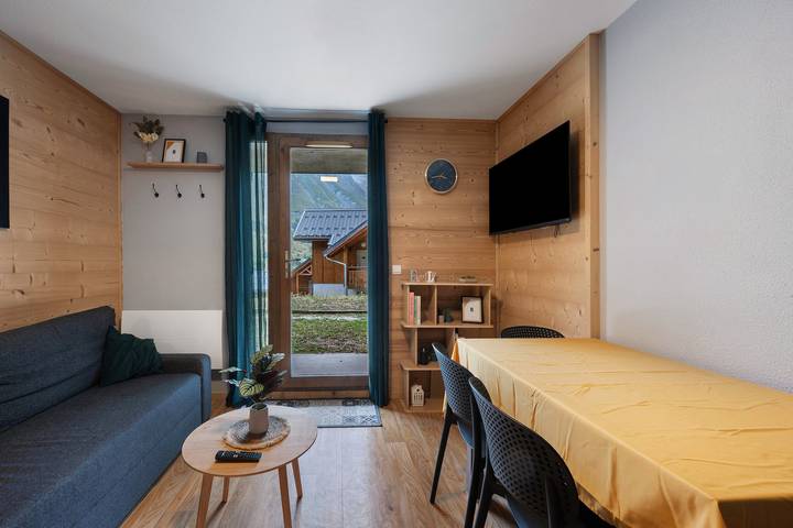 Entire apartment, “La Perle Albiez Montrond” Apartment with Private Terrace and Wi-Fi in Col du Mollard, Albiez-Montrond