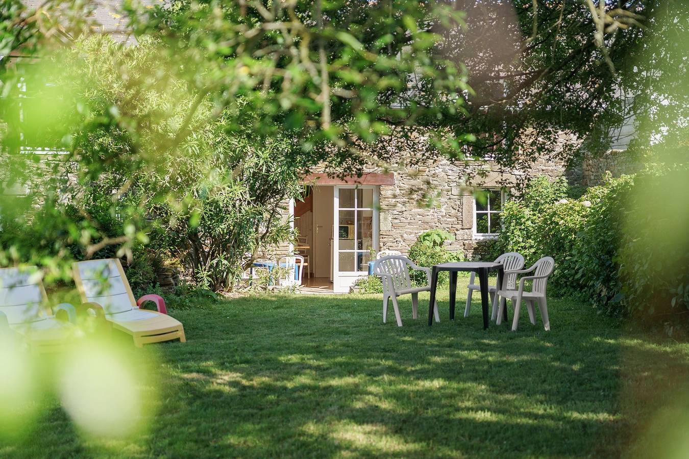 Guest Room "La Souricière - Le Puits" with Shared Terrace, Garden & Wi-Fi in Cancale, Mont-Saint-Michel Bay