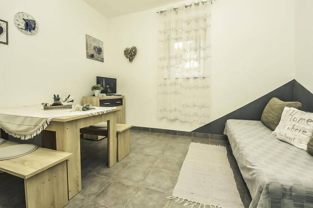 Ganze Wohnung, Snježana by Interhome in Karlobag, Naturpark Velebit