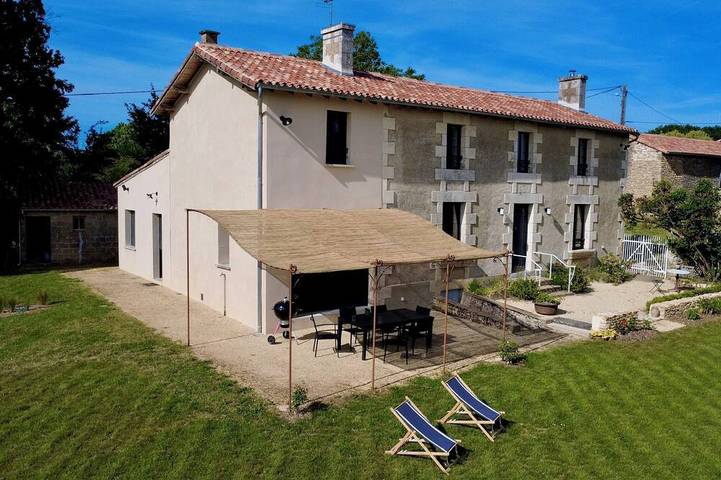 Location de vacances pour 10 personnes, avec jardin dans Latillé