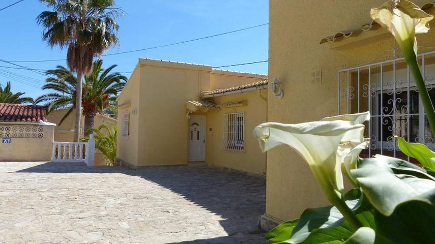 Chalet para 4 personas, con jardín además de terraza y piscina en Calpe