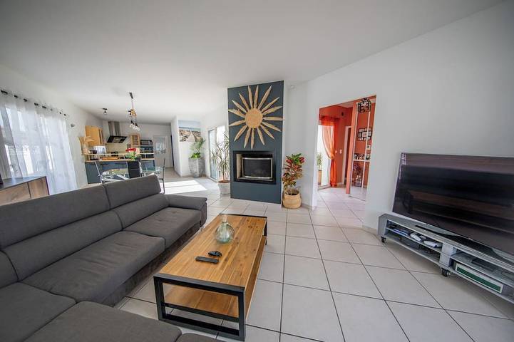 Beautiful house with large garden for 8 people with heated swimming pool in Saint-Médard-en-Jalles, Bordeaux und Umgebung