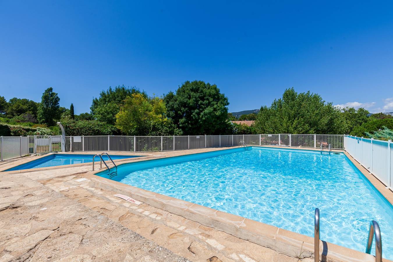 Ferienhaus „Jolie Maison Proche Plage“ mit Pool, Bergblick und Wlan in Toulon, Mittelmeerküste (Frankreich)