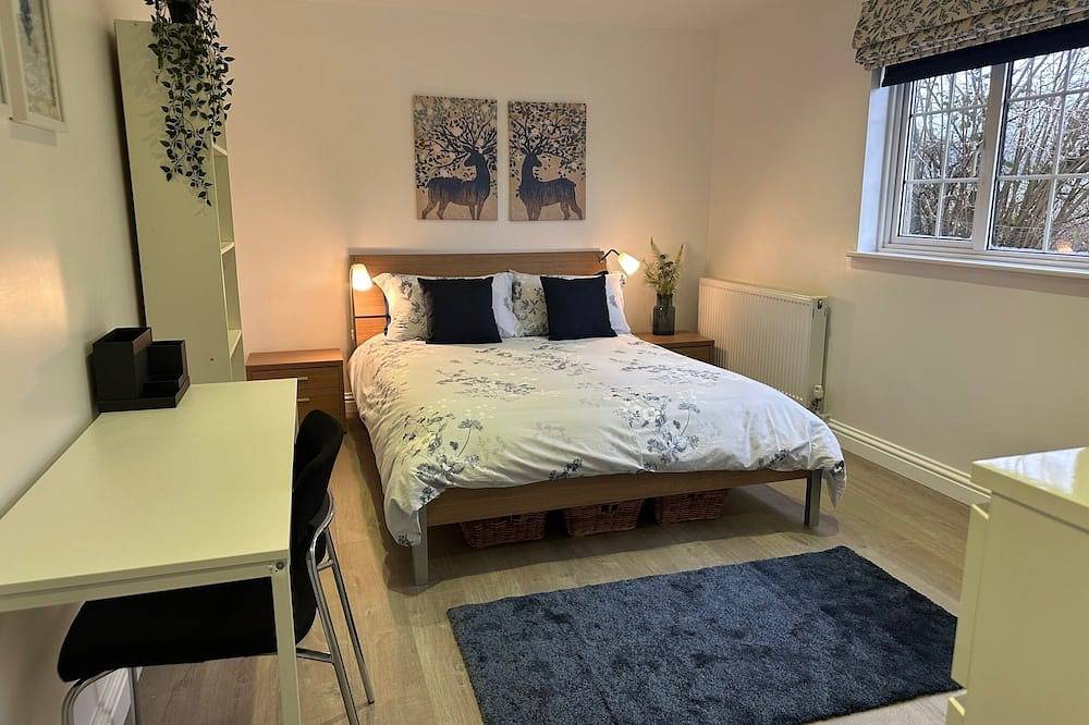 Super 2000sq ft Self-Contained Guest House in Cranleigh, Surrey