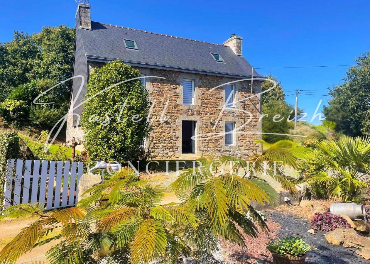 Chez Jeanne, maison en pierre de pays avec jardin in Plougonver, Région de Guingamp