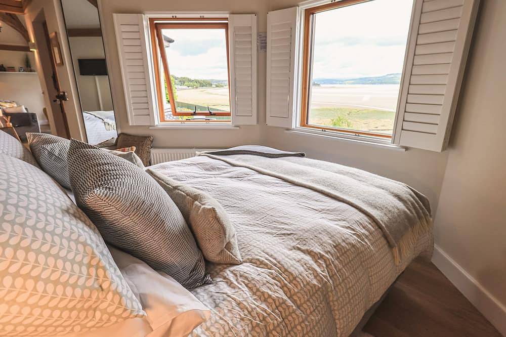 Oversands Cottage, romantic, with a garden in Grange-Over-Sands in Grange-over-Sands, Lake District
