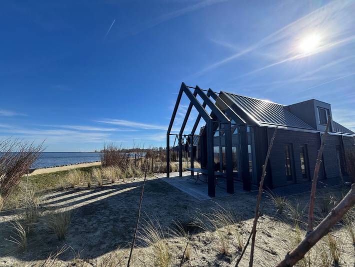 Ferienhaus für 8 Personen, mit Balkon/Terrasse und Terrasse sowie Garten und Seeblick in den Niederlande