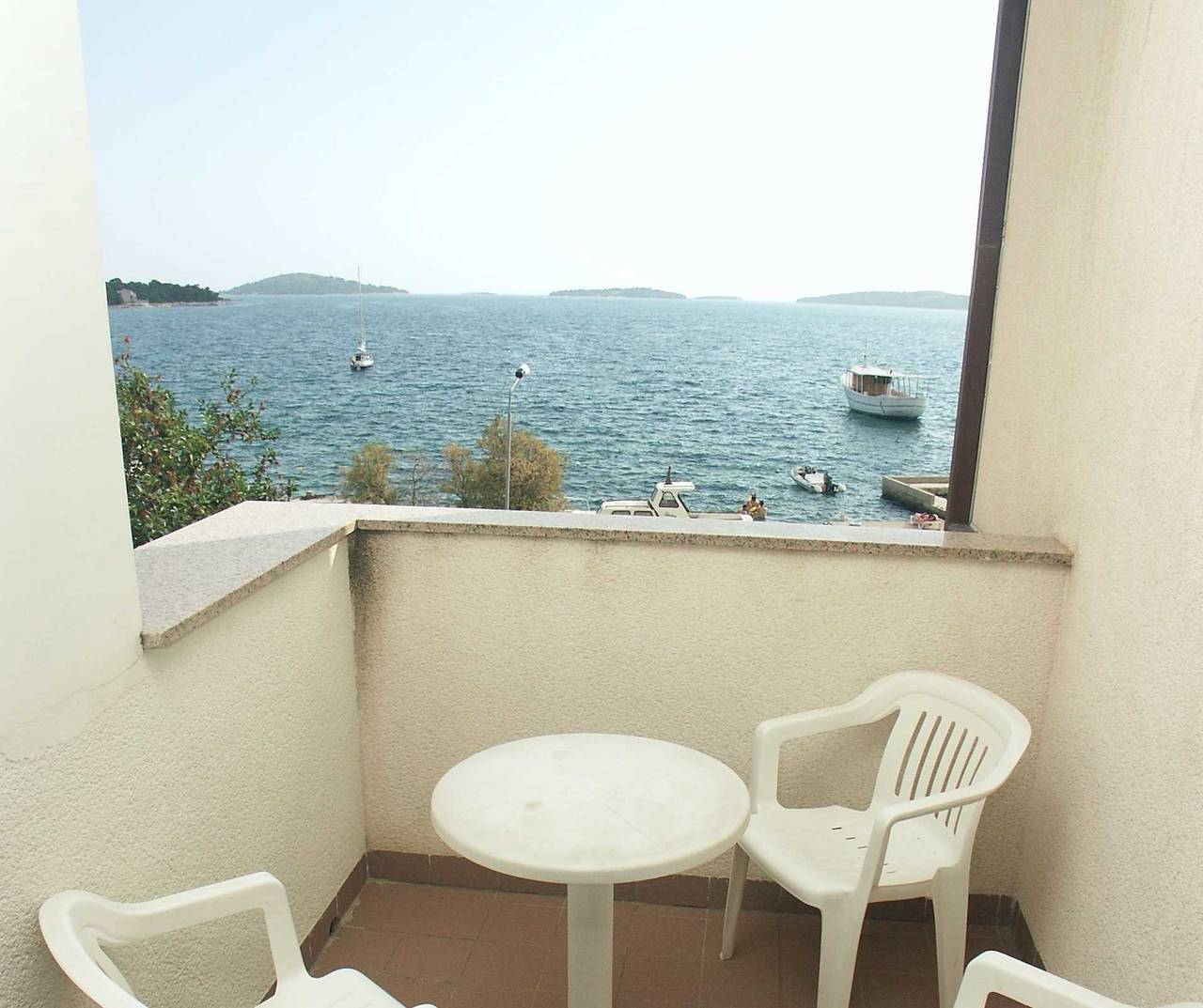 Ganze Wohnung, Strandapartment mit spektakulärem Meerblick A in Brodarica, Šibenik-Knin