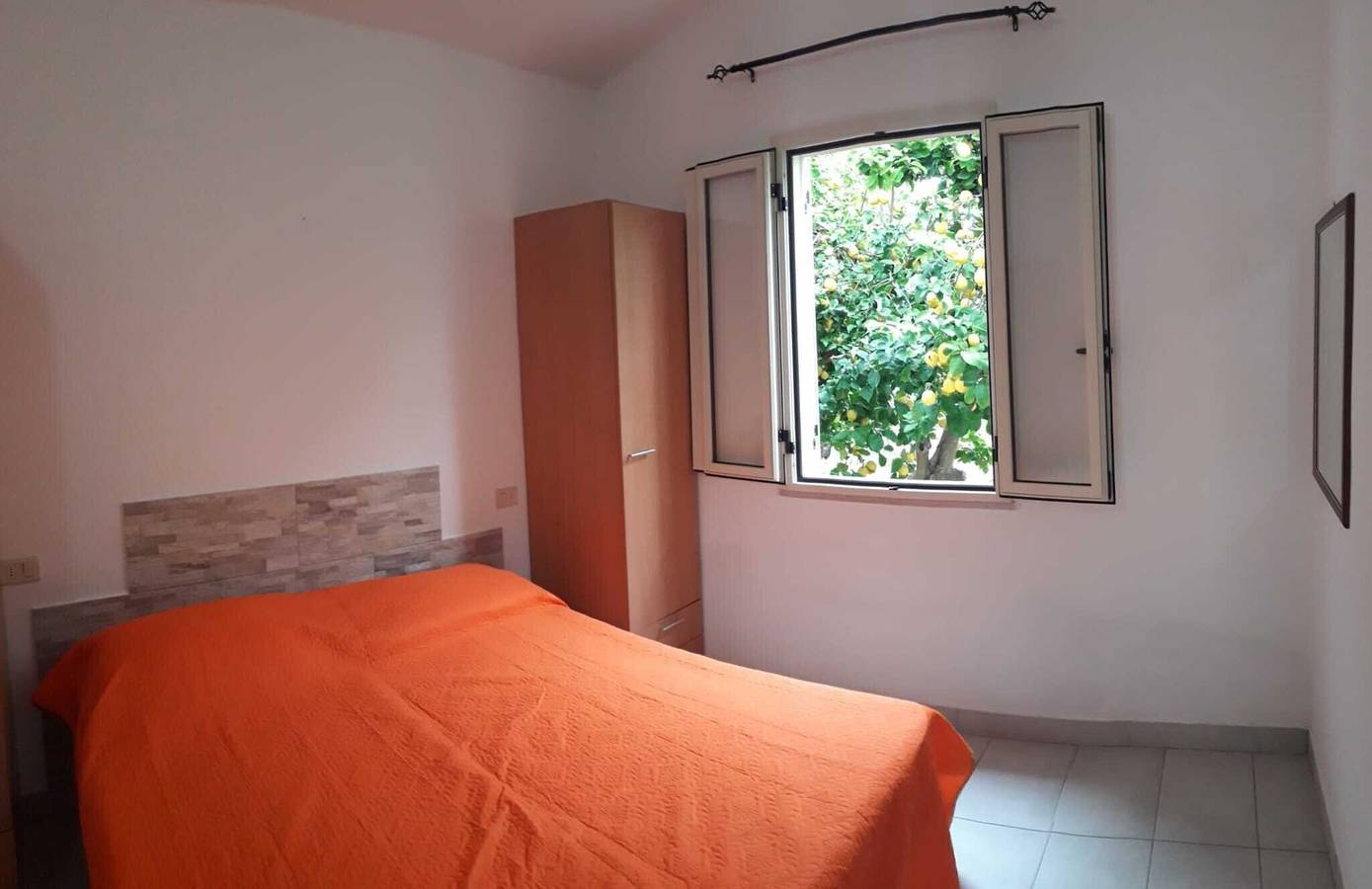 Entire apartment, Apartment 'Trilo 1' with Private Terrace, Shared Garden and Wi-Fi in Peschici, Valle Clavia