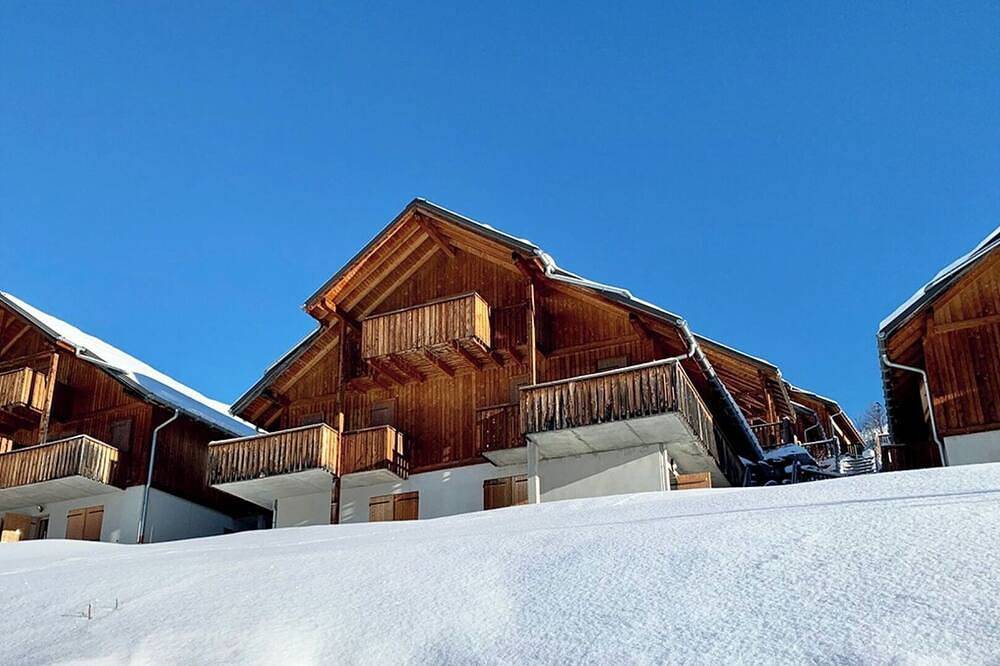 Entire apartment, Apartment 6 pers, wooden chalet, swimming pool, sauna & Hammam - St-Jean-d'Arves in Saint-Jean-d'Arves, Saint-Jean-de-Maurienne region