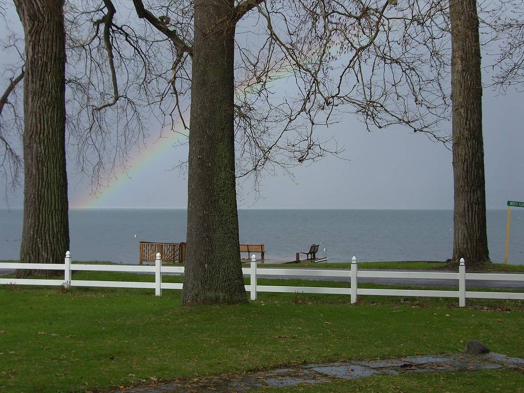 Wunderschöne Waterfront Home w / riesigen flachen Hof, tolle Aussicht, Weinstraße in Seneca Lake