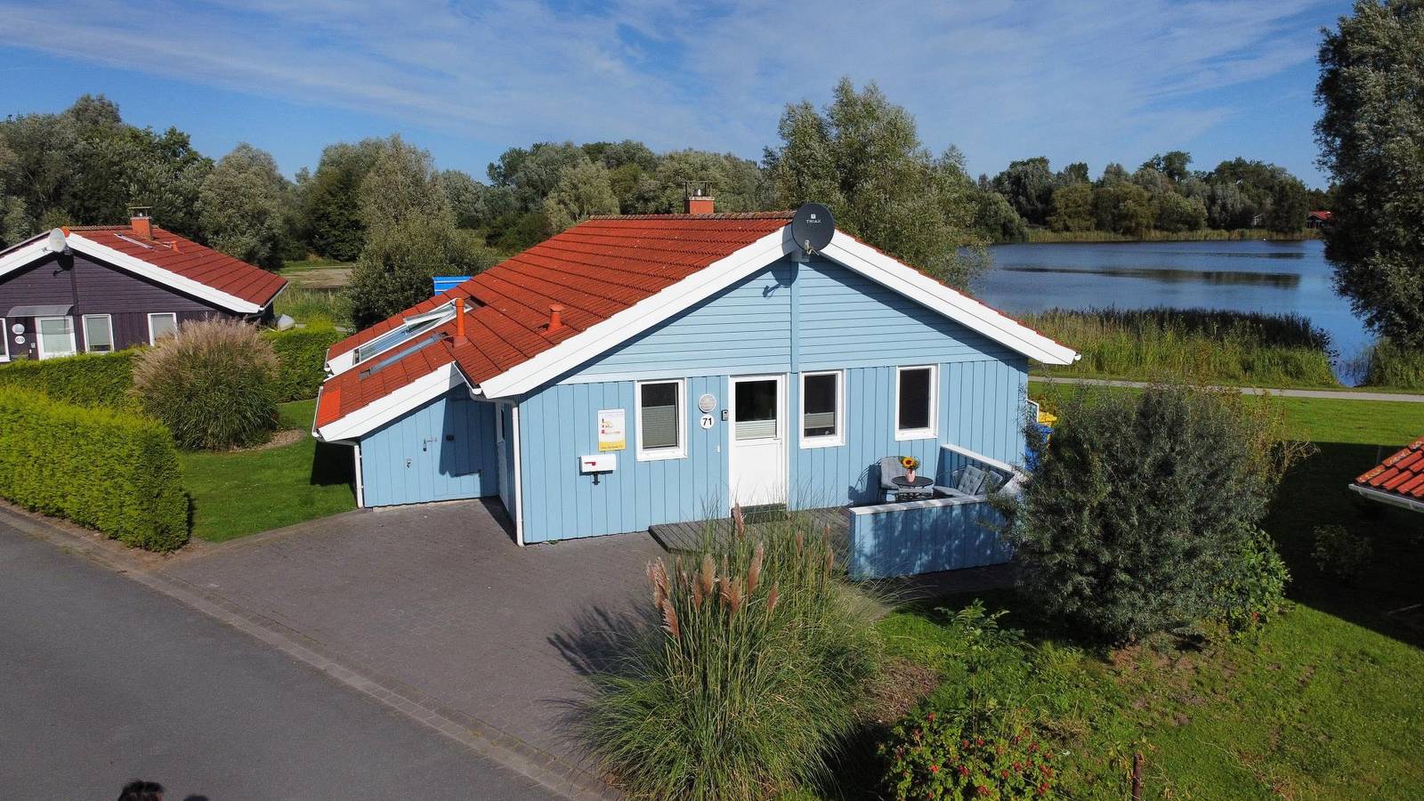 12 Personen Familienferienhaus mit Sauna, Whirlpool, zwei Duschen und Toiletten, Kaminofen und Kanu in 1. Reihe zum See mit wundervollem Seeblick in Otterndorf in Otterndorf, Cuxland