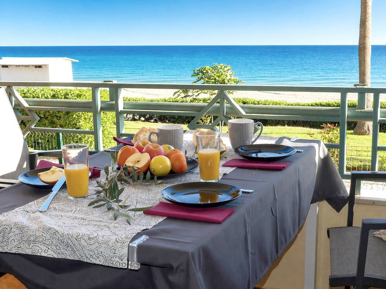Entire apartment, Apartment 'Tesoro Del Mar' with Sea View, Wi-Fi, and Air Conditioning in Torrox Costa, Torrox