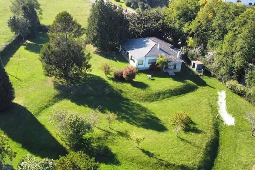 House With Large Garden Between San Vicente and Pechón in Val de San Vicente, Cantabrian Coast