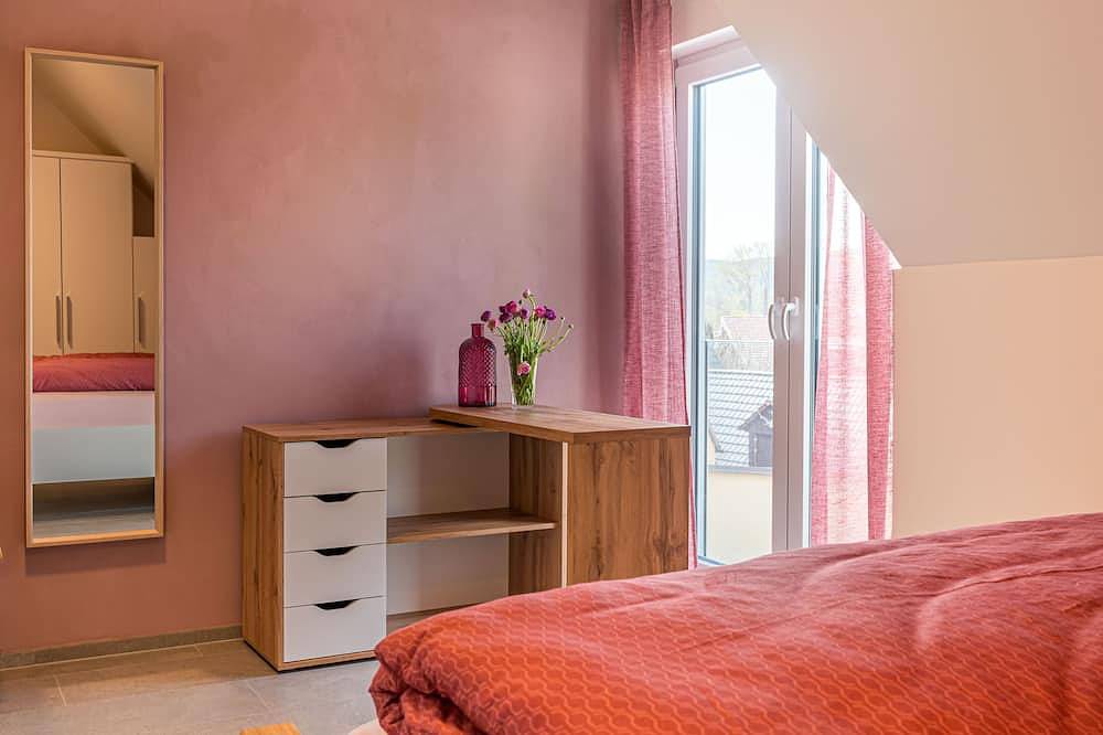 Ganze Wohnung, Moderne helle Ferienwohnung (80qm) mit Balkon in Zellingen, Fränkisches Weinland