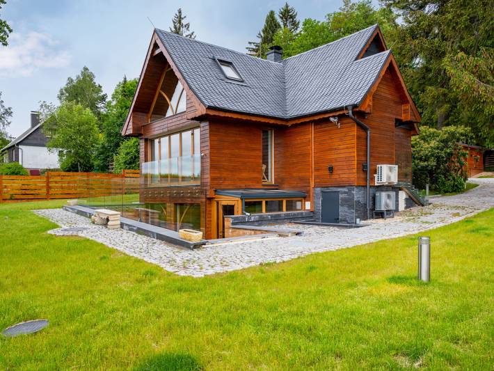 Ferienhaus für 4 Personen, mit Whirlpool und Terrasse sowie Garten und Sauna in Oybin