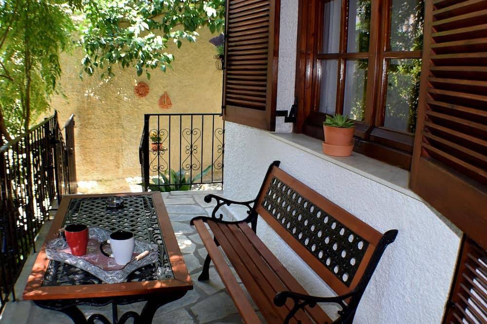 \"Casa dentro del jardín\" in Volos, Magnisia