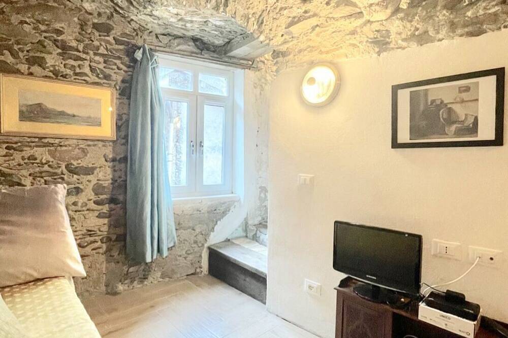 Sleeps 8 Casa Valentino Isolabona Liguria Italy Free parking Wifi Sun Terrace in Isolabona, Alpes Ligures