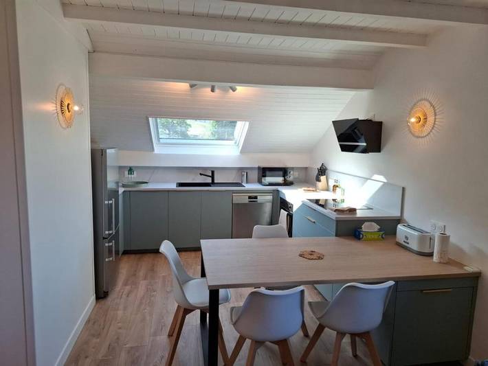 Gîte pour 5 personnes, avec vue ainsi que jardin et terrasse à Les Ollières