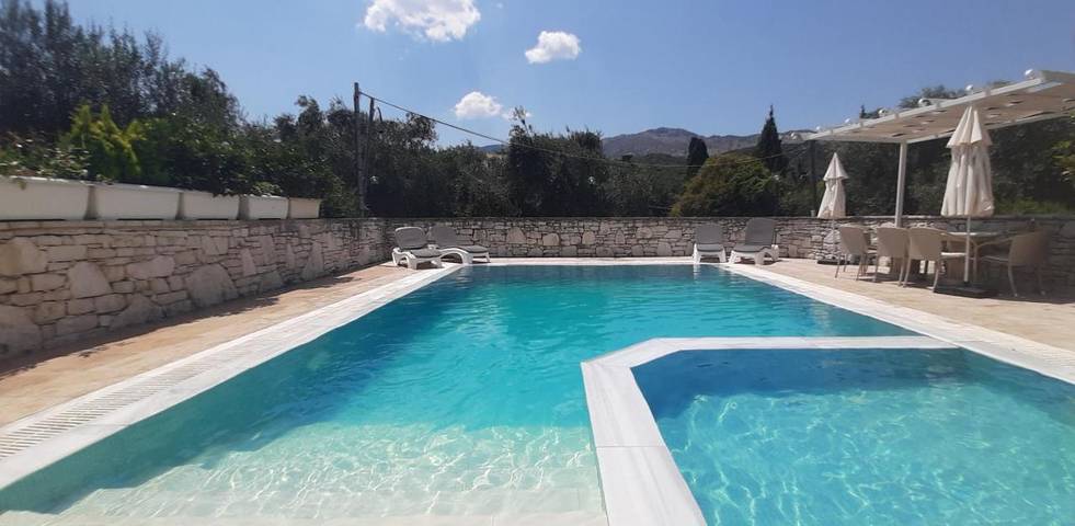 Villa voor 8 personen, with zwembad and uitzicht as well as tuin in Kassiopi