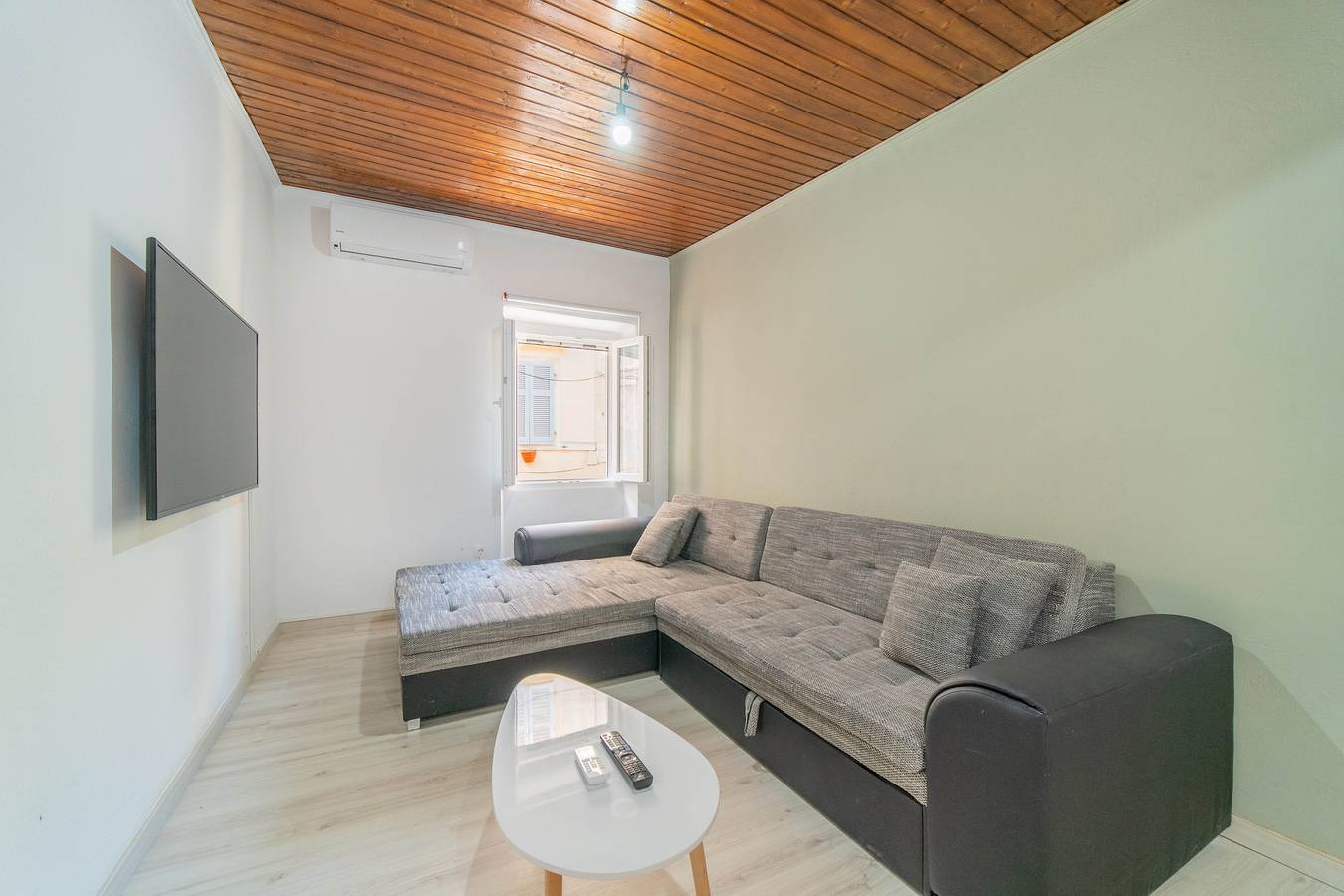 Entire apartment, 'Alexandros Apartment New Fortress' close to the Sea with Wi-Fi in Corfu (city), Corfu