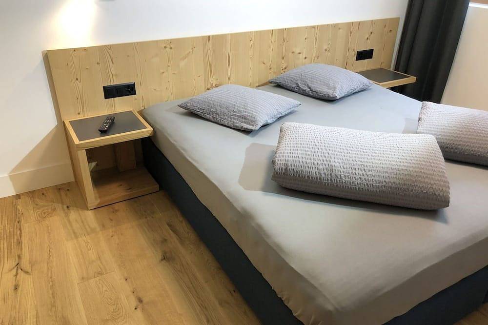 Entire apartment, Lovely apartment for 6 people with Wifi, pool, hot tub, Tv, balcony and panoramic view in Disentis, Surselva