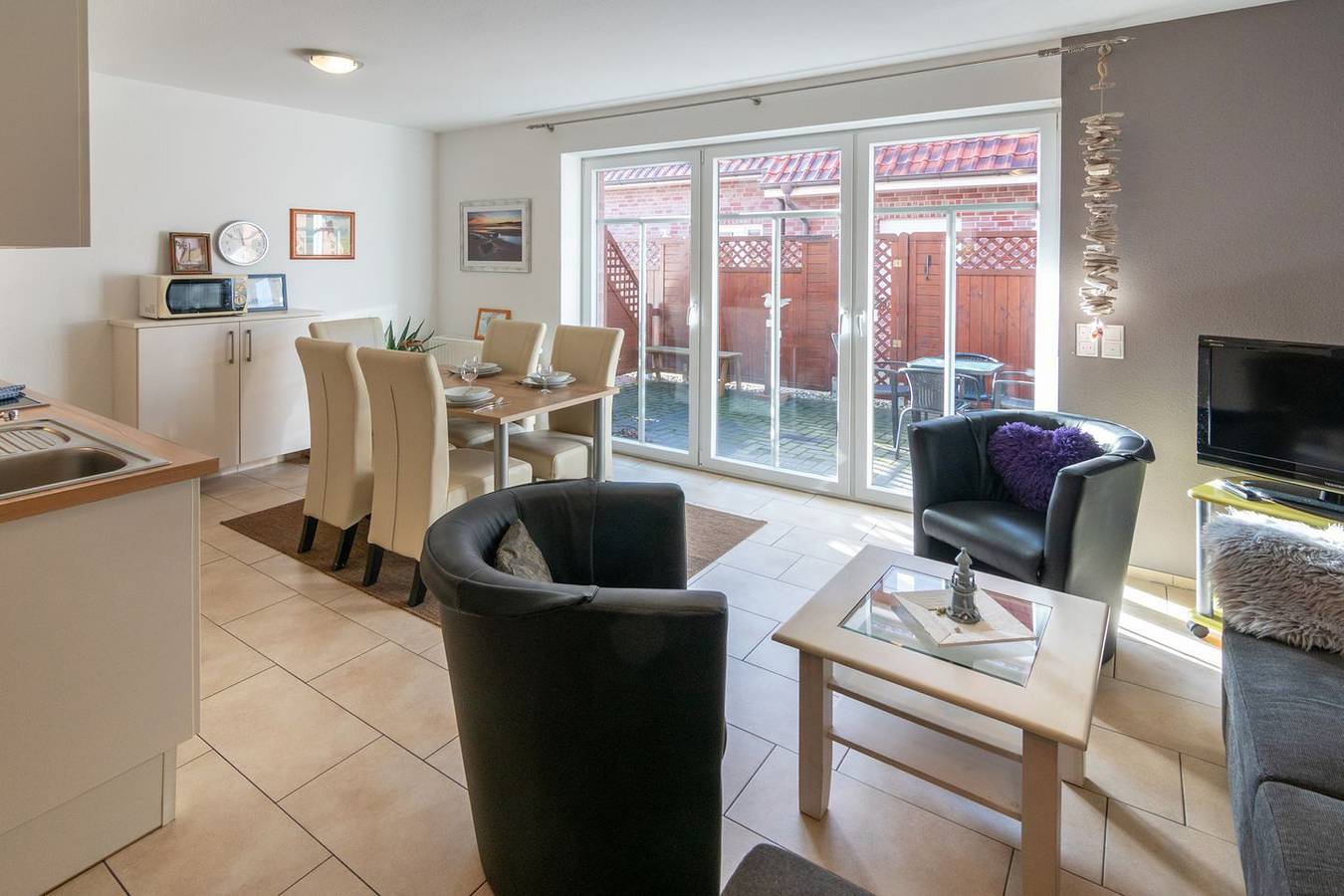 Ganze Wohnung, Komfortable Ferienwohnung mit Balkon und Terrasse in Norddeich. in Strand Norddeich, Norddeich