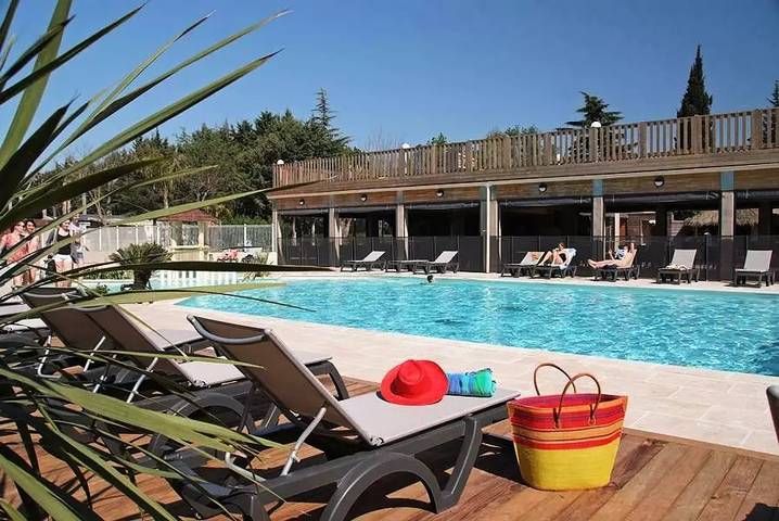 Camping pour 4 personnes, avec Terrasse et Piscine à Fréjus