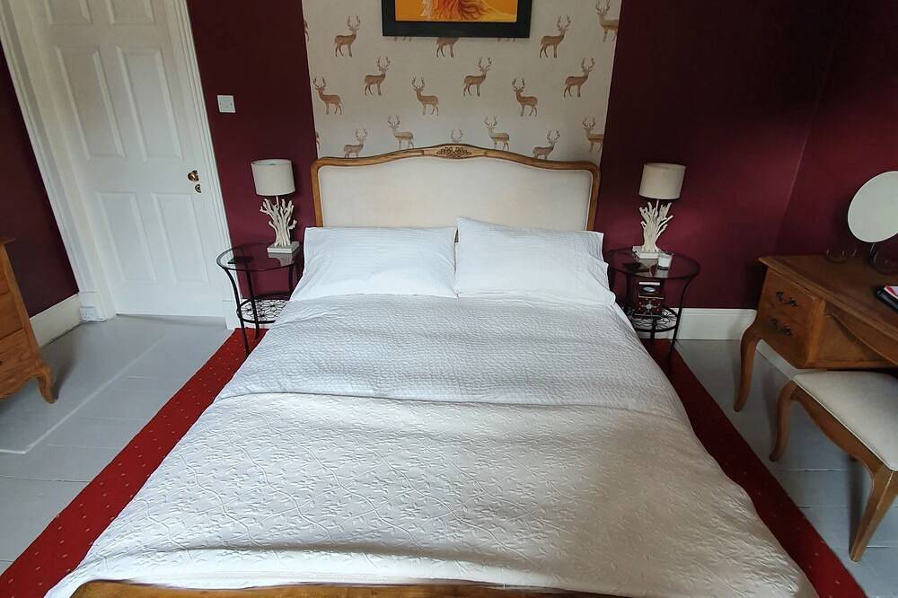 Two gorgeous bedrooms in 4* B&B with open countryside views at Parkhead House in West Lothian