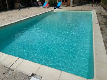 Location de vacances pour 8 personnes, avec terrasse ainsi que piscine et vue, animaux acceptés à Saint-Marcel-du-Périgord