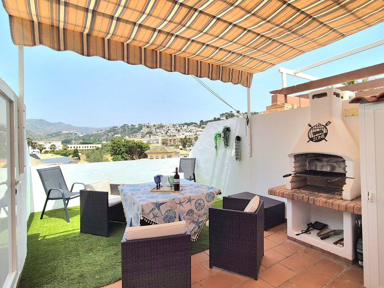 Entire apartment, Apartment "Apartamento Alcazar" with Mountain View, Shared Pool & Wi-Fi in Playa Puerta del Mar, Almuñecar