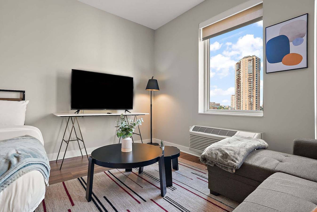 Entire apartment, Cozysuites in Marquee Studio Queen with pool gym in Minneapolis, Twin Cities